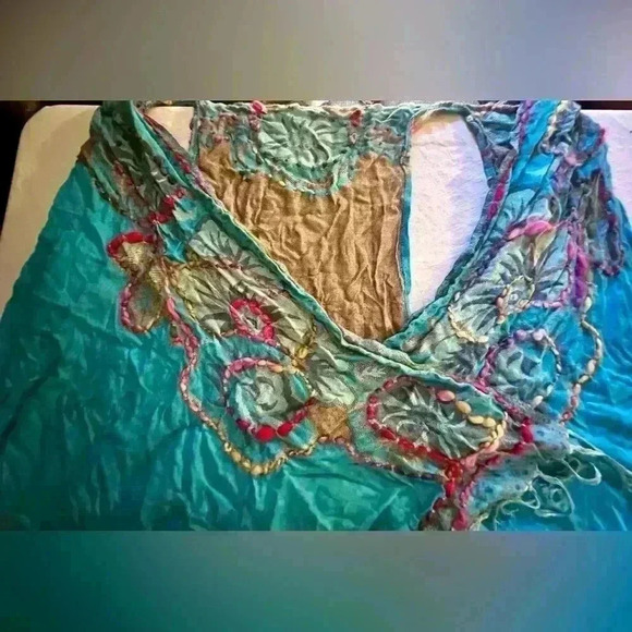 Beautiful turquoise wrap with embroidery embellishments - Picture 9 of 10
